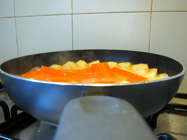 עוד קסם שקורה במהלך הבישול - הרוטב הופך משמן ומים למעין אמולסיה לימונית מתקתקה, לבנה-צהובה