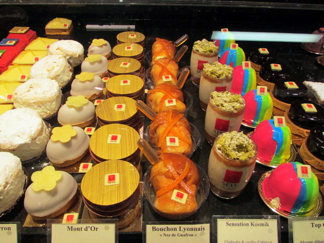 מימין: עוגות שכבר לא ישתתפו באולימפיאדת החורף בסוצ'י. ויטרינת קינוחים טיפוסית בשוק הסגור