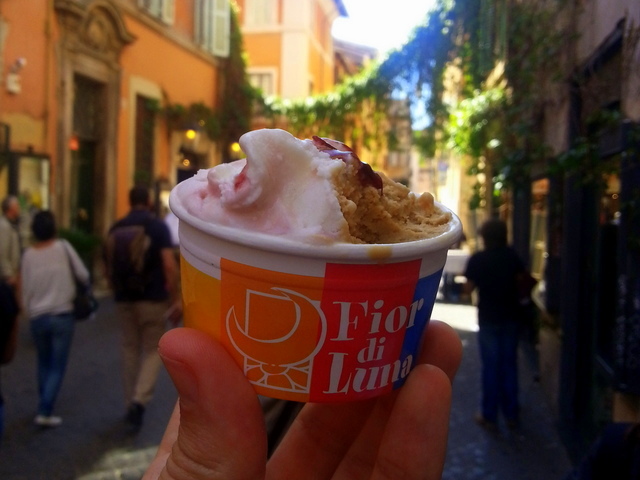 הרחוב הראשי של Trastevere הוא תפאורה מצוינת לגלידה מצוינת. Fior di Luna
